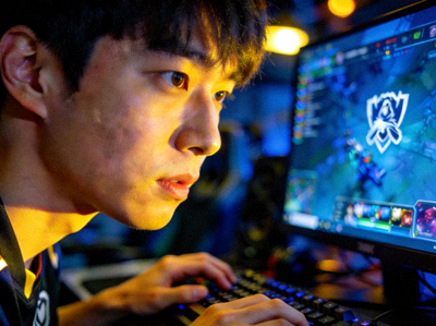 《英雄联盟》明星选手Faker李相赫比赛特写 - 专注凝视屏幕的瞬间
